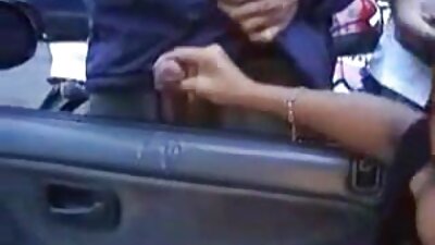 Vroča mamica kaznovana za vedenje svojih sinov v postelji