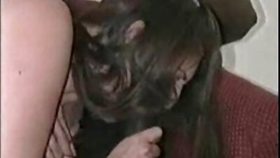 Ljubiteljski par ujet med prekleto na plaži