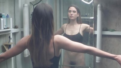 Dekle z velikimi prsi se igra z velikim kurom na domačem porno videu