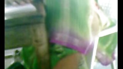 Skoraj prepričani, da ji bo ta pošastni petelin strgal notranje organe