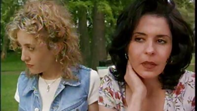 Z globokimi kolenskimi upogibi uniči njeno napeto malo rit