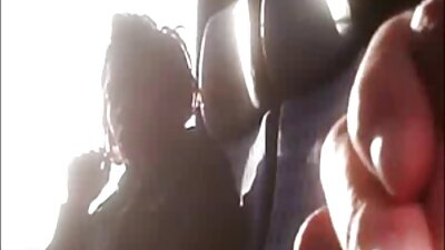 Azijski piščanec z velikimi prsi se močno napolni v muco