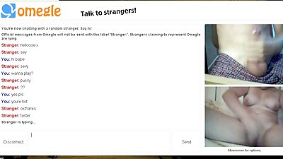 Neskromni prijatelji, teta izgubi razum, ko je vstopila v dečka, ki se tušira