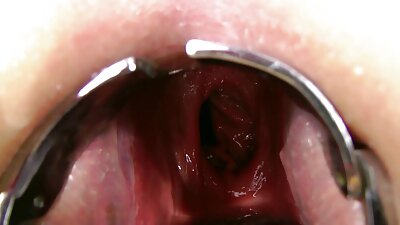 Zrela služkinja prekinjena med čiščenjem stopnic